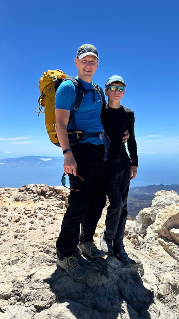 Peter so synom Kouč Peter so synom na vrchole kopca